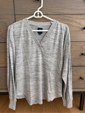 GAP Women’s Light Gray Long Sleeve Tshirt